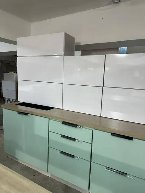 Gabinetes de cocina en PVC terminados, en blanco y verde menta.