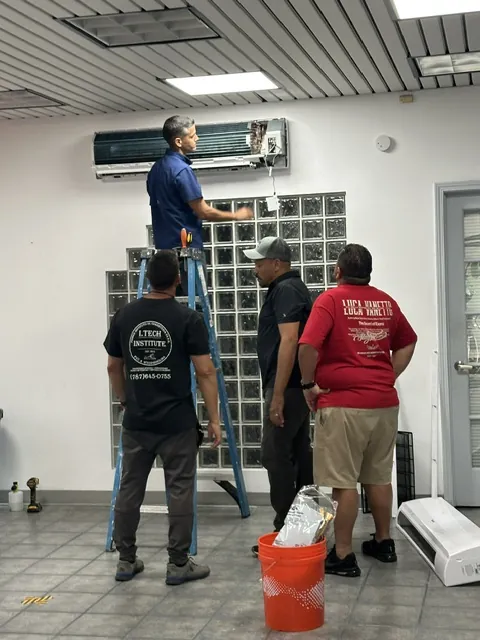 Instructor explicando la instalación de un mini split en la pared.